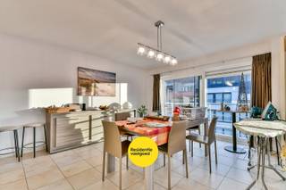 Dit lichtrijk appartement in Oostende op de derde verdieping beschikt over een inkomhal, twee slaapkamers, badkamer, apart toilet, berging, keuken...