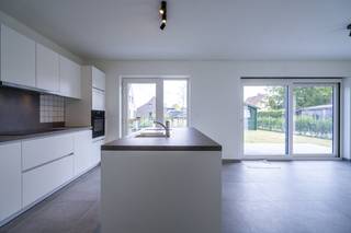 INDELING: GELIJKVLOERS: - inkomhal met gastentoilet - aangename en lichtrijke leefruimte (35m²) -open keuken (10m² ) dubbele spoelbak, koelkast,...