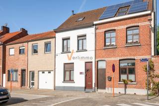 <p><span>In een rustige, residentiële straat op wandelafstand van het centrum van Schoten en aan de vaart ligt deze woning uit de jaren 40. Een woning met ziel en verrassend veel ruimte, verdeeld over meerdere niveaus ideaal voor wie een eigen thuis naar zijn hand wil zetten.</span></p><p><span>Op het gelijkvloers vindt u momenteel een ingerichte keuken met eethoek, twee doorlopende (slaap)kamers, een wasplaats en een apart toilet. Van hieruit stapt u zo de gezellige en verzorgde tuin in, met een overdekt terras om ook bij minder weer buiten te genieten. Achteraan loopt deze breder uit.</span></p><p><span>De leefruimte bevindt zich op de eerste verdieping. Op de tussenverdieping wacht een ruime badkamer met bad en dubbele lavabo, plus een tweede toilet. Bovenaan nog twee extra slaapkamers: perfect als kinderkamers, bureau of hobbyruimte. Een droge kelder biedt handige bergruimte. </span></p><p><span>Grotendeels pvc-schrijnwerk met dubbel glas en rolluiken. De woning is bewoonbaar, maar vraagt een opfrissing op vlak van verwarming en isolatie maar een mooie kans om er uw droomwoning van te maken.</span></p><p><span>Winkels, scholen, sport en openbaar vervoer liggen om de hoek. </span></p>