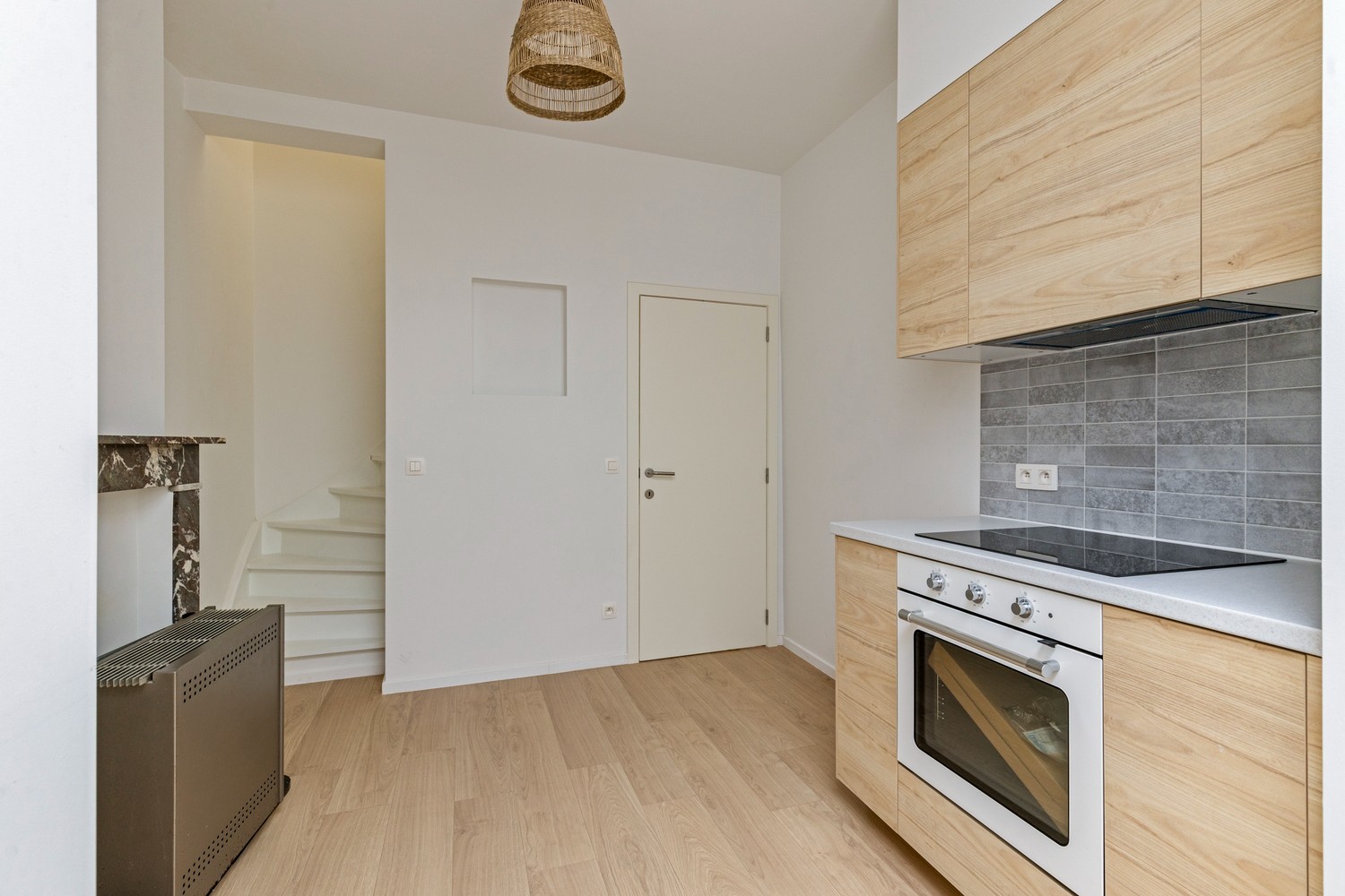 VEURNE: Charmant gerenoveerde en instapklare rijwoning pal in het historisch centrum van Veurne met alle nieuw comfort en 2 slaapkamers. - foto 3