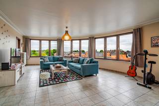 p&gt;<strong>In het centrum van Strombeek-Bever, nabij handelszaken, invalswegen en openbaar vervoer, vinden we dit appartement met twee slaapkamers.</strong><p><br /></p><p>Een ideaal appartement voor jong en oud dat instapklaar is. </p><p>De ruime woonkamer is erg lichtrijk en geeft zicht op het kerkplein. De keuken is voorzien van alle aansluitingen voor het modern comfort en de badkamer met apart toilet heeft alles wat nodig is.</p><p><br /></p><p>In de kelderverdieping van het appartement bevindt zich nog een privatieve kelder.</p><p><br /></p><p><strong>Troeven:</strong></p><ul><li><strong>Centrale ligging</strong></li><li><strong>Twee slaapkamers</strong></li><li><strong>EPC B en elektriciteit conform</strong></li></ul>