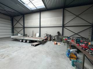 - nieuwbouw KMO unit- vrije hoogte: 6m- sectionaal poorten: 2- daglichtstraat- wanden en dak geïsoleerd- géén verwarming...