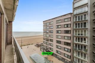 Ontdek dit instapklaar appartement op de 5de verdieping van residentie Zandbank, met een mooi lateraal zeezicht. Gelegen op een toplocatie dicht...