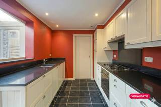 De moeite waard!Een uniek huis met 3 slaapkamers, leuke stadskoer en garage op wandelafstand van het centrum van Roeselare.De woning heeft volgende indeling:Gelijkvloers: - Leefruimte - Ingerichte keuken voorzien van 4 kookplaten, dampkap, oven, koelkast, vaatwas en dubbele spoelbak- Eethoek- Badkamer met lavabo en douche- Apart toilet- Zonning terras- Garage1ste verdiep:- 2 slaapkamers2de verdiep:- Ruime slaapkamer Specifieke kenmerken:- Gezellige woning met ruimte- Centrale ligging nabij het centrum van Roeselare op wandelafstand van scholen, winkels....Ben jij benieuwd naar dit gezellig huis op een toplocatie van Roeselare? Neem dan zeker contact op. Zeker een bezoek waard! Deze AI-visualisaties zijn bedoeld als inspiratie. Er werd geen rekening gehouden met technische specificaties, stedenbouwkundige voorschriften of de concrete mogelijkheden tot realisatie.Dit pand is onderworpen aan de renovatieverplichting van de Vlaamse overheid voor residentiële gebouwen (behoudens bij sloop binnen 5 jaar na de aankoop). Consulteer voor meer informatie de website van het Vlaams Energie- en Klimaatagentschap via https://www.vlaanderen.be/een-woning-kopen/renovatieverplichting-voor-residentiele-gebouwen