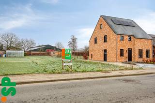 Bouwgrond voor halfopen bebouwing op toplocatie in Geel (Larum)Mooi gelegen bouwgrond voor halfopen bebouwing met een totale oppervlakte van 608 m²...