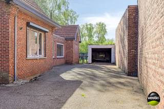 Te renoveren woning met veel potentieel op toplocatie in Heusden-Zolder<br /><br />Bent u op zoek naar een woning die u volledig naar eigen smaak kan renoveren? Dan is deze eigendom aan de Vunderstraat 38 in Heusden-Zolder zeker een bezoek waard.<br /><br />Deze woning is gelegen in een bijzonder rustige en groene straat, op een mooi perceel van maar liefst 9a79ca. Met een bewoonbare oppervlakte van ca. 196 m² biedt deze woning tal van mogelijkheden voor wie ruimte en potentieel zoekt.<br /><br />De woning dient volledig gestript en gerenoveerd te worden, maar vormt daardoor de ideale basis voor een totaalproject op maat. Dankzij de ruime oppervlakte en het perceel zijn er verschillende indelings- en renovatiemogelijkheden mogelijk, zowel voor gezinnen als voor investeerders.<br /><br />Momenteel wordt de woning verwarmd met mazout.<br /><br />Troeven:
<ul>
<li>Rustige en groene ligging</li>
<li>Perceel van 9a79ca</li>
<li>Bewoonbare oppervlakte van ca. 196 m²</li>
<li>Veel renovatie- en uitbreidingsmogelijkheden</li>
<li>Ideaal voor wie een woning volledig naar eigen smaak wil afwerken</li>
</ul>
Bent u op zoek naar een renovatieproject met potentieel op een mooie locatie? Neem dan gerust contact op met 0478 30 04 25 op michiel@vestio.com.
