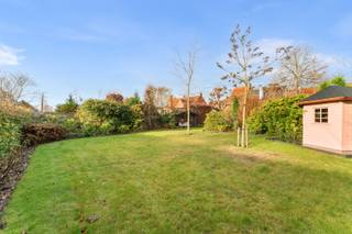 Te renoveren, lichtrijke gezinswoning met 4 slaapkamers, ruime zolder en zonnige tuin in DesselgemDeze ruime en lichtrijke woning biedt veel...