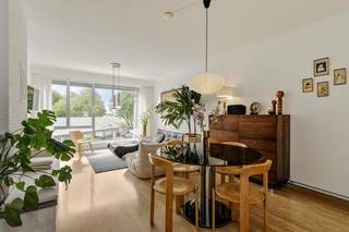 Trendy appartement met 2 slaapkamers gelegen aan het einde van een doodlopende straat.<br /><br />Indeling: inkomhal met vestiaire, zeer lichtrijke leefruimte met salon en eetkamer, keuken (gas), berging/wasplaats, badkamer met douche en toilet, 2 slaapkamers, gezellig terrasje met extra buitenberging. In de kelderverdieping is er nog een berging.<br /><br />Het appartement zelf is ook in goede staat van onderhoud en is instapklaar. Er zijn vele en grote ramen waardoor er doorheen heel het appartement veel lichtinval is. Dit maakt het hier zeer aangenaam vertoeven.<br />Het gebouw werd door de jaren heen steeds goed onderhouden en o.a. het dak werd reeds geïsoleerd, de gemeenschappelijke verwarmingsinstallatie werd recent vernieuwd, ....<br /><br />Gelegen aan het einde van een doodlopende straat. De buurt is enorm kindvriendelijk en heeft toch een zeer vlotte verbinding naar invals- en snelwegen. In de nabijheid kan je verschillende winkels, scholen, haltes van het openbaar vervoer, enz... terugvinden. Op 5 min. wandelen bevindt zich de zwemvijver van het Boekbergpark. Ideaal voor een welverdiende verfrissing op hete zomerdagen.<br /><br />De gemeenschappelijke kosten bedragen € 150/maand. Deze omvatten o.a. het gas- en waterverbruik.<br /><br />EPC: 183 kWh/m²<br /><br />Meer info?<br />Contacteer het kantoor van IMMO SP in Antwerpen via info@immosp.be of 03 226 20 40.