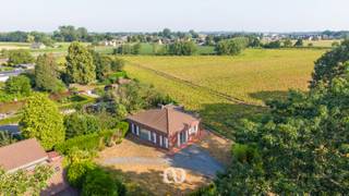 SCHRIJF JE IN VOOR HET EERSTE BEZOEKMOMENT VAN WOENSDAG 5 AUGUSTUS VIA ONZE WEBSITE!<br /><br />Ben jij op zoek naar een gezellige renovatiewoning met een prachtig uitzicht over het omliggende agrarisch gebied? Gevonden!<br /><br />De vlot bereikbare ligging vlakbij de N60, het weidse uitzicht, de onderhoudsvriendelijke tuin en de mogelijkheid om deze woning volledig naar eigen smaak in te richten zijn maar enkele van de vele troeven die we hier terugvinden!<br /><br />INDELING:<br /><br />GLV:<br />Je komt de woning binnen via de inkomhal. Van hieruit heb je toegang tot de ruime leefruimte die overloopt in de open keuken. Verder beschikt de woning over een badkamer, een veranda met extra bergruimte en een ruime slaapkamer.<br /><br />De woning biedt dankzij de praktische indeling en de rustige ligging heel wat mogelijkheden voor wie op zoek is naar een woning die nog verder afgewerkt kan worden volgens eigen wensen.<br /><br />Lijkt deze woning wel iets voor jou? Aarzel dan zeker niet en plan vandaag nog een bezoek in!