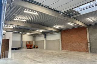 Nieuwbouw <strong>kmo-unit van 333 m² </strong>met<strong> 5 privatieve parkeerplaatsen</strong> te huur, gelegen op de Genkersteenweg 311, 3500 Hasselt. Deze moderne en instapklare unit biedt tal van voorzieningen die perfect inspelen op de noden van ondernemers.<br /><br />De unit is uitgerust met energiezuinige LED-verlichting, een sectionale poort met afzonderlijke toegangsdeur, brandbeveiliging en een lichtstraat die zorgt voor natuurlijk daglicht. Daarnaast is er een sanitaire blok aanwezig. De unit is combineerbaar met aangrenzende ruimtes, wat flexibiliteit biedt voor wie op zoek is naar uitbreiding. Dankzij de gunstige ligging in Hasselt is dit een uitstekende locatie voor wie op zoek is naar een functionele en kwalitatieve bedrijfsruimte.<br /><br />Contacteer <strong>PANORAMA B2B</strong> voor bijkomende (technische) inlichtingen of een vrijblijvend plaatsbezoek <strong>0474 17 17 15</strong>.