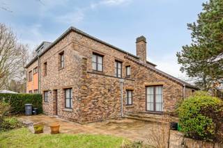 Unieke woning met veel ruimte en mogelijkheden.<br />Gelijkvloers: inkomhal met vestiaire, toilet en douche, ingerichte keuken met granieten werkblad, eetkamer, aansluitend een tweede grote ruimte die kan dienen als eetkamer of salon in te richten naar eigen smaak of noden. Er is eveneens een gezellige woonkamer/zithoek. Terras en tuin met véél privacy. Eerste verdieping: nachthal met ruime polyvalente ruimte, 3 slaapkamers en badkamer met ligbad en dubbele lavabo, douche en apart toilet. Tweede verdieping: ingericht als slaapkamer, bureau, bibliotheek en leeshoek, badkamermeubel met ingewerkte lavabo. Verder beschikt de woning over een ruime kelder met was- en opbergmogelijkheden, garage en oprit. Op slechts 10 minuten van de NAVO (via de fietsroute Zaventem–Evere) en 3 minuten van het Militair Elisabethkwartier. In de nabijheid van scholen, winkels en belangrijke invalswegen.