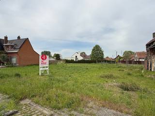 Dit perceel is gelegen in Avelgem, op de Oudenaardsesteenweg, op de grens met Kluisbergen en Anzegem. Het perceel heeft een grootte van maar...