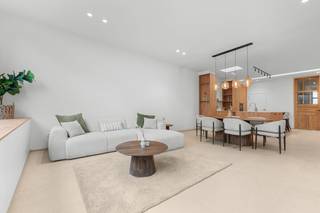 Prachtig huis te koop in hartje Ieper. Deze magnifieke woning beschikt over 4 slaapkamers en 3 badkamers. De woning is volledig vernieuwd in 2025 en geniet van de modernste technieken. Er is een leuke buitenruimte op het gelijkvloers en op de eerste verdieping. De woning wordt energiezuinig verwarmd met vloerverwarming op warmtepomp. Gelegen in de Stuersstraat 51 op wandelafstand van de Grote Markt, de vestingen en het station.INDELINGGelijkvloers: Ruime inkomhal - berging - apart toilet - lichtrijke woonkamer met open keuken, voorzien van alle toestellen en eiland - aangrenzende berging - stadstuin met terras en trap naar het zonneterras op de eerste verdieping.Eerste verdieping: Nachthal met toilet - master bedroom met verbinding naar het terras - dressing/bureaukamer - badkamer met lavabomeubel, ligbad en inloopdouche.Tweede verdieping: Nachthal met toilet - twee mooie kamers met elk hun eigen badkamer, voorzien van lavabomeubel en douche.Derde verdieping: Ingerichte zolderkamer die kan dienst doen als bureau of slaapkamer.Verder heeft dit huis te koop nog een ruime praktische kelder.TROEVEN- Kwalitatief en tot in de puntjes gerenoveerd! - Zonnepanelen en warmtepomp- 4 slaapkamers en 3 badkamers - Bovenverdiepingen voorzien van airco/warmtepomp - Centrale ligging in Ieper - Zuidelijke oriëntatie van de tuin en dakterras