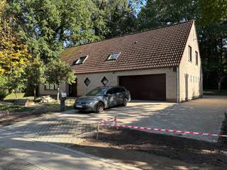 Deze zeer goed onderhouden en instapklare woning is prachtig gelegen in het groen op de Heikantberg te Rotselaar, op een boogscheut van het treinstation van Wezemaal. Hier geniet je van een rustige omgeving, terwijl alle voorzieningen zoals winkels, bakkers, apotheek, huisarts, scholen en openbaar vervoer zich vlakbij bevinden. Ook het recreatiedomein "de Plas" van Rotselaar is vlakbij en de oprit van de E314 is vlot bereikbaar.<br /><br />Via de inkomhal betreden we de woning, waar zich een ruime bureauruimte bevindt en een afzonderlijk gastentoilet. De ruime en lichtrijke leefruimte vormt het hart van de woning en is ingedeeld in een gezellige zithoek, een centraal gelegen eetplaats en een volledig geïnstalleerde keuken. Dankzij de raampartijen geniet je op de gelijkvloerse verdieping van een mooi zicht op het terras en de achterliggende tuin. Verder is er nog een berging en een ruime inpandige garage. <br /><br />Op de eerste verdieping vinden we 1 master bedroom met dressing, 3 slaapkamers, 2 badkamers, een polyvalente ruimte en een dakterras met prachtig zicht op de groene omgeving.<br /> Tenslotte is er in de woning een grote kelder die voorzien is van legplanken.  De garage biedt ruimte voor 2 wagens en de ruime oprit naast de woning geeft mogelijkheden wanneer u bezoek ontvangt.<br /><br />De woning beschikt over een gunstige EPC score (B) en beschikt over een waterverzachter, hoogrendementsketel op stookolie. Op de gelijkvloerse verdieping wordt er verwarmd met vloerverwarming.<br />Recent werd een regenwaterput geïnstalleerd die aangesloten is op de toiletten.<br /><br />Kortom: een energiezuinige, functionele woning met veel leefruimte binnen en buiten, thuiswerkmogelijkheden en een prachtige tuin op een rustige, kindvriendelijke locatie.<br /><br />De woning is onmiddellijk beschikbaar, met een maandelijkse huurprijs van €1.750. Alle nutsvoorzieningen (elektriciteit, water en stookolie) zijn voor eigen rekening.<br /><br />Maak zelf een afspraak via onze online agenda onder 'bezoekmoment kiezen'. Of neem gerust contact met ons op voor verdere informatie of om een bezichtiging te regelen, via telefoon op 016 23 90 81 (elke weekdag bereikbaar tussen 10u en 13u). Dit is een geweldige kans die u niet wilt missen!