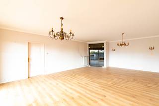 In een groene en rustige zijstraat van de Fruithoflaan in Berchem bevindt zich dit ruim en energiezuinig appartement met een bewoonbare oppervlakte van 142 m² (EPC 154 – label B). Het appartement omvat een ruime inkomhal, twee volwaardige slaapkamers, een badkamer met bad en douche, een apart toilet, een gesloten keuken met bijkeuken en een lichtrijke leefruimte. Twee aangename terrassen zorgen voor extra buitenruimte.<br /><br />In de ondergrondse verdieping is er een garagebox die verplicht dient bijgehuurd te worden aan € 150/maand.<br /><br />De huurprijs bedraagt € 1.150 per maand, met bijkomend € 183 vaste kosten (inclusief waterverbruik en syndickosten). Gas en elektriciteit worden individueel afgerekend.<br /><br />Gelegen nabij winkels, parken, sportfaciliteiten, scholen, station Berchem, de ring en openbaar vervoer.