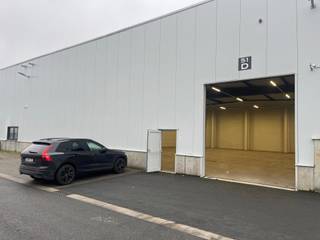 <p>Moderne KMO-unit te huur van 526 m², gelegen in de industriezone Terbekehof in Wilrijk. De unit geniet een zeer strategische ligging langs de A12 (Antwerpen – Willebroek – Brussel). De E19 (Nederland – Antwerpen – Brussel) ligt op 5km van het pand. Ook de E34 is zeer goed bereikbaar en ligt op 6 km rijden.</p>
<p>De unit beschikt over 6 parkeerplaatsen en is voorbereid voor de installatie van sanitaire voorzieningen dankzij de aanwezigheid van leidingen en afvoer.</p>