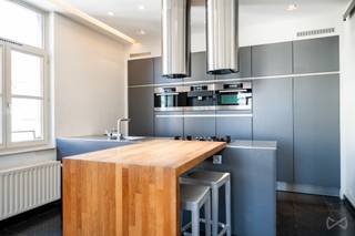 <strong>Triplex rénové | Rue Duquesnoy, cœur du Pentagone | Bruxelles</strong><br /><br />À deux pas de la Grand-Place (UNESCO), de la Galerie Bortier et de la Madeleine, dans l'emblématique rue Duquesnoy (XIXᵉ s.), ce triplex entièrement rénové de +-198 m² offre une adresse rare alliant patrimoine et standing.<br /><br />
<ul>
<li>1er niveau - L'espace de vie (± 75 m²)</li>
</ul>
· Séjour lumineux ± 45 m² <br />· Cuisine ± 15 m² <br />· Hall d'entrée ± 13 m² <br />· WC ± 2 m²<br /><br />
<ul>
<li>2e niveau - Nuit & confort (± 84 m²)</li>
</ul>
· Chambre master ± 33 m² + salle de bain privative ± 9 m² <br />· Chambre 2 ± 15 m² <br />· Chambre 3 ± 10 m² <br />· Salle de douche ± 5 m² <br />· Hall de nuit ± 11 m²<br /><br />
<ul>
<li>3è niveau - Terrasse & polyvalence (± 54 m²)</li>
</ul>
· Espace polyvalent ± 32 m² <br />· Buanderie ± 10 m² <br />· Terrasse extérieure ± 12 m² avec vue panoramique sur les toits de Bruxelles et la flèche de l'Hôtel de Ville<br /><br />
<ul>
<li>Points clés</li>
</ul>
• Rénovation complète - finitions de standing<br />• Cave privative<br />• Parking souterrain en option obligatoire : 50.000 €<br />• PEB : D<br />• Environnement immédiat : cafés, restaurants, librairies, lieux culturels<br /><br /><br />Intéressé(e) ?<br />Cliquez sur "<span>Réserver une visite</span>" en haut à droite pour choisir votre créneau en ligne.<br /><br /><strong>We Invest BXL-ALTITUDE | bruxelles.altitude@weinvest.be | 02/217.22.91</strong>