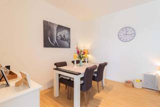 <p><strong>Bezoek mogelijk na aanmaken huurdersprofiel: </strong><strong>https://onid.mijnhuurprofiel.be/property/bf98f247-1d5e-44fb-b21f-c6ed4f121c03</strong></p><p><br /></p><p>Dit ruime appartement met 2 slaapkamers en 2 terrassen bevindt zich op wandelafstand van het bruisende centrum van Wilrijk en shopping de Bist. Dankzij de centrale ligging zijn scholen, openbaar vervoer en belangrijke invalswegen in de directe omgeving.</p><p><br /></p><p>Het omvat een inkomhal met apart toilet, een <strong>ruime en lichtrijke leefruimte</strong> met aansluitend een <strong>volledig uitgeruste keuken</strong> en <strong>2 slaapkamers</strong>.</p><p><br /></p><p>Dankzij de grote raampartijen geniet je van veel natuurlijk licht. Het appartement is bovendien uitgerust met <strong>vloerverwarming en een warmtepomp</strong>, wat zorgt voor extra comfort en energiezuinig wonen.</p><p>Verder is er een <strong>kelderberging inbegrepen</strong> en kan er optioneel een <strong>autostaanplaats worden bijgehuurd</strong>.</p>