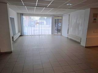 Ruim gelijkvloers appartement te Dessel bestaande uit: leefruimte, keuken, berging, apart toilet, 3 slaapkamers en badkamer met wastafel en douche.<br /><br />Gelegen in het centrum van Dessel<br /><br />Huurprijs = € 750/m (geen gemeenschappelijke kosten).<br /><br />Onmiddellijk beschikbaar.<br /><br />Contacteer ons kantoor voor meer info of een bezoek ter plaatse via 0471/605.314 of mail info@immo-be!