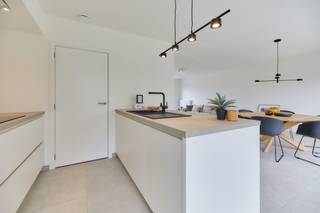 Dichtbij het centrum van Lokeren ter hoogte van de Vondelstraat wordt een nieuwe, kindvriendelijke woonbuurt opgericht. Deze gesloten en halfopen nieuwbouwwoningen beloven het perfecte evenwicht te worden tussen het weelderig groen en de stadse gemakken zoals openbaar vervoer, winkels en scholen. Bovendien worden alle woningen traditioneel gebouwd met hoogwaardige materialen en energiezuinige technieken waardoor uw comfort geoptimaliseerd wordt.<br /><br />Elke woning beschikt over:
<ul>
<li>Een lichtrijke leefruimte met open keuken; </li>
<li>3 ruime slaapkamers; </li>
<li>Badkamer met bad en douche </li>
<li>Ruime bergruimte/wasplaats en zolder! </li>
</ul>
Dankzij de ligging en duurzame visie zijn deze woningen geschikt als vaste woonplaats of rendabele investering. Je koopt aan een vaste prijs en hebt de keuze om zelf je afwerking te bepalen of volledig ontzorgd te worden. Voor investeerders zoeken we bovendien gratis de eerste huurder, wat zorgt voor zekerheid én gemak.<br /><br />De ligging scoort een Mobiscore van 8,2/10: scholen, winkels, openbaar vervoer en het stadscentrum bevinden zich op wandel- of fietsafstand. Ook het op - en afrittencomplex van de E17 en natuurgebied De Hagemeersen liggen vlakbij. Interesse in wonen in een groene wijk met stedelijk gemak?<br /><br />Ontdek dit unieke project in Lokeren en contacteer ons vrijblijvend voor meer informatie.<br />Jouw nieuwe thuis in Lokeren wacht op je.