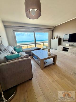 <p>Op zoek naar een instapklaar appartement aan zee? Dit stijlvol gerenoveerde appartement op de eerste verdieping van een verzorgde residentie op de Zeedijk van Sint-Idesbald biedt alles voor wie wil genieten van comfort, kwaliteit en een unieke ligging.<br />Het appartement beschikt over een lichtrijke leefruimte met prachtig frontaal zeezicht, een modern uitgeruste keuken, één slaapkamer en een aparte slaaphoek. Dankzij de aangename indeling en een oppervlakte van ongeveer 60 m² is dit de ideale plek als tweede verblijf, vaste woonplaats of interessante investering.<br />Geniet bovendien van het terras met frontaal zeezicht en het uitstekende comfort dankzij de energiezuinige afwerking met EPC-label A.<br />Troeven:<br />✨ Prachtig gerenoveerd en volledig instapklaar appartement<br />🌊 Frontaal zeezicht vanuit de leefruimte<br />📍 Absolute topligging op de Zeedijk van Sint-Idesbald<br />☀️ Terras met prachtig zicht op zee<br />📐 Bewoonbare oppervlakte van ±60 m²<br />🛏️ 1 volwaardige slaapkamer + aparte slaaphoek<br />🍽️ Moderne, volledig uitgeruste keuken met kwalitatieve afwerking<br />🔋 Zeer energiezuinig dankzij EPC-label A<br />🛗 Lift aanwezig in het gebouw<br />🏖️ Op enkele stappen van het strand, winkels en restaurants<br />Een unieke kans voor wie zorgeloos wil genieten van het echte kustgevoel, met de zee letterlijk voor de deur.</p>