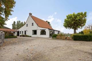 Ontdek deze charmante bedrijfswoning met tal van mogelijkheden op een perceel van 1801 m². Uitzicht op de uitgestrekte velden en omliggende...