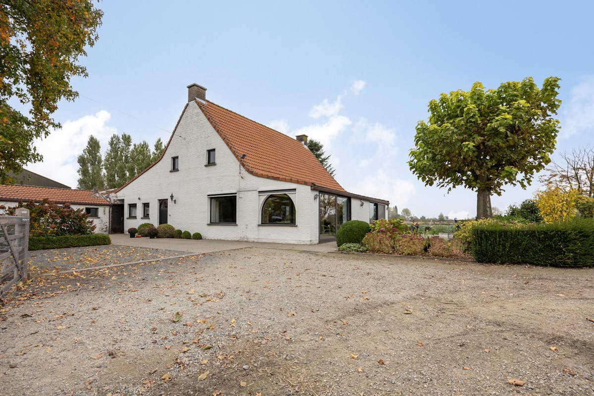 Te renoveren bedrijfswoning en bijgebouwen met charme en potentieel - foto 1