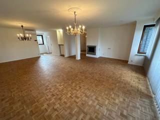 Dit zeer ruim appartement is gelegen pal op de Markt en is luxueus gerenoveerd.We begeven ons via de lift/trap naar de eerste verdieping waar we het...