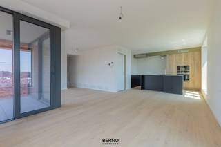 <p>Op een absolute toplocatie, midden in het bruisende centrum van Dendermonde, bevindt zich dit prachtig nieuwbouwappartement in de stijlvolle residentie Hof van Saeys. Gelegen op de 6de verdieping, geniet u van een uitzonderlijke lichtinval, een aangenaam gevoel van ruimte en een prachtig uitzicht over de stad.<br />Met een bewoonbare oppervlakte van ruim 100 m² biedt dit appartement alle comfort voor wie op zoek is naar hedendaags en zorgeloos wonen. De doordachte indeling omvat een ruime inkomhal, een lichtrijke leefruimte met grote raampartijen, een volledig ingerichte open keuken, een praktische berging, drie volwaardige slaapkamers, twee stijlvolle badkamers, een apart gastentoilet en een private kelderberging.<br />Dankzij de centrale ligging bevinden winkels, restaurants, openbaar vervoer en alle dagelijkse voorzieningen zich op wandelafstand. Hier combineert u het comfort van een recente woning met de levendigheid van het stadscentrum.<br />Een ondergrondse staanplaats kan afzonderlijk worden aangekocht, wat het wooncomfort compleet maakt.<br />Bent u op zoek naar een ruim, instapklaar appartement op een toplocatie in Dendermonde? Dan is dit een unieke kans die u niet mag missen. Contacteer ons vandaag nog voor een bezoek dirk@berno.be.</p>
