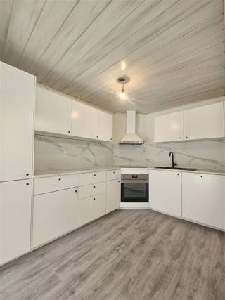 <p><span>Instapklaar appartement met terras gelegen in een enkelrichtingsstraat op uitstekende locatie, vlakbij het centrum.</span></p><p><span>De ligging in Boechout is uitstekend, met gemakkelijke toegang tot scholen, winkels en openbaar vervoer. Dit appartement is perfect voor starters, koppels of iedereen die houdt van de voordelen van een instapklaar appartement in een aantrekkelijke buurt.</span></p><p><span>De indeling: </span><span><br />Het appartement beschikt over een leefruimte, volledig uitgeruste moderne keuken, stijlvol ingerichte badkamer, twee slaapkamers en een terras. <br />Er is een privatieve kelder en een gemeenschappelijke fietsenberging. De grote ramen bieden veel daglicht en creëren een uitnodigende, lichte sfeer in het hele appartement.</span></p><p><span>Pluspunten: </span><span><br />- Klein gebouw met twee appartementen. <br />- Elektriciteit conform <br />- Individuele meters voor elektriciteit en gas (CV op gas)<br />- Gunstig EPC<br />- Uitstekende ligging</span></p><p><span><br />- Opgenomen in het maatregelen register: Nee</span></p>