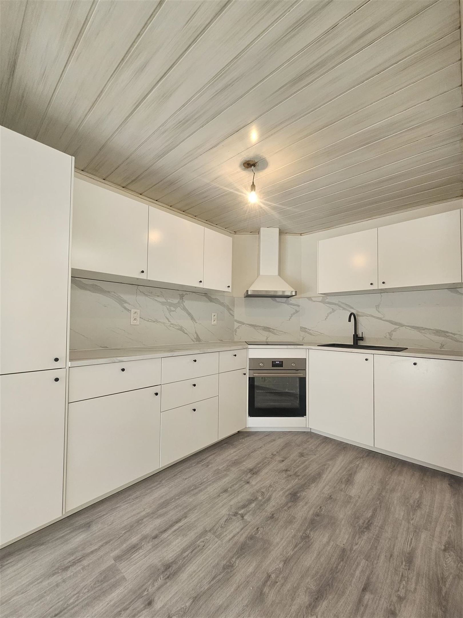 Instapklaar appartement met terras op uitstekende locatie! - foto 2
