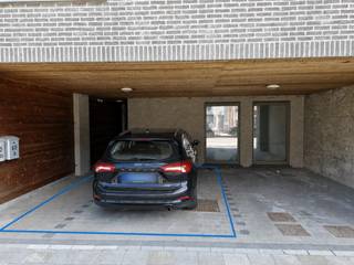 <p><strong>BEZOEKMOMENT VOLZET Duplexapp. met 2 SLPK, ruim terras met fietsenberging en autostaanplaats te Mechelen.<br /><br /></strong>Het betreft een recent, ruim, duplex appartement van ca. 135m² met ruim terras.<strong><br /><br />Het appartement omvattende:<br />Op het gelijkvloers:<br /></strong>- Een inkom met traphal naar 1ste verdieping<br />- Een overdekte autostaanplaats aan voorkant gebouw<br />- Een ruime, individuele fietsenberging (achteraan gelegen en makkelijk bereikbaar) <br /><br /><strong>1ste verdieping:</strong><br />- Een hoofdslaapkamer en een 2de slaapkamer <br />- Een nachthal<br />- Een apart toilet<br />- Een badkamer met dubbel lavabomeubel en douche<br /><br /><strong>2de verdieping:<br /></strong>- Een hal met aparte toilet<br />- Een zeer ruime, lichtvolle, leefruimte met open keuken voorzien van alle apparatuur en aansluitend een berging met aansluiting voor wasapparatuur.<br />- Een ruim zuid-gericht terras (rustig gelegen, aansluitend aan de keuken)<br /><br /><strong>Algemeen:</strong><br />- BJ 2018 (einde werken)<br />- Huurprijs/maand: 1.150€ (inclusief gemeenschappelijke kosten)<br />- EPC: 101,95kWh/m² - E-Peil: E52<br />- Verwarming op gas d.m.v. vloerverwarming<br />- Videofonie aanwezig<br />- Een autostaanplaats (overdekt) inbegrepen<br />- fietsenberging achteraan gelegen<br />- Beschikbaarheid: 1 juli 2026 <br /><br />Gelegen op A-locatie, nabij centrum Mechelen, nabij alle invalswegen, winkels, openbaar vervoer, treinstation, park, markt, scholen,...</p>