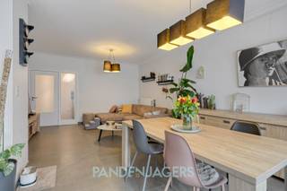 Dit in 2012 volledig gerenoveerde appartement combineert stijl en comfort. De lichte leefruimte straalt gezelligheid uit en sluit mooi aan op de open, moderne keuken. Er zijn 2 ruime slaapkamers, een badkamer met douche, en een apart toilet.<br /><br />Daarnaast beschikt het appartement over een aparte berging, ideaal voor extra opslagruimte of wasruimte. Een grote extra troef is de garagebox, reeds inbegrepen in de vraagprijs, waardoor je verder geen parkeerzorgen hebt. <br /><br />Verder werd recent nog het dak vernieuwd, werd de chauffageketel nog vernieuwd en werd de oprit opnieuw aangelegd. <br /><br />Met een uitstekende EPC-score (B-label), conforme elektriciteit, asbestvrije keuring én een gunstige ligging nabij het centrum van Duffel, geniet u van een prachtig, instapklaar appartement, uitermate geschikt als zowel eigen woonst of om in te investeren. <br /><br />Pandenjagers is een innovatief vastgoedkantoor en kiest bewust voor een unieke en transparante aanpak. Bij ons bestaat de totale aankoopprijs altijd uit twee duidelijke onderdelen: de vraagprijs die bovenaan in de advertentie vermeld staat, plus onze vaste commissie van 10.000 euro incl. BTW. Dankzij deze open prijsstructuur krijgt u als koper vanaf het eerste moment een eerlijke inkijk hoe de totale prijs van het pand tot stand is gekomen.<br /><br />Interesse? Contacteer ons via 015/677.000 of info@pandenjagers.be