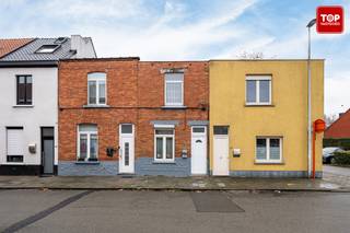 Deze gerenoveerde en instapklare woning vlakbij Gent, combineert comfortabel wonen met een praktische ligging.Op het gelijkvloers bevindt zich een...