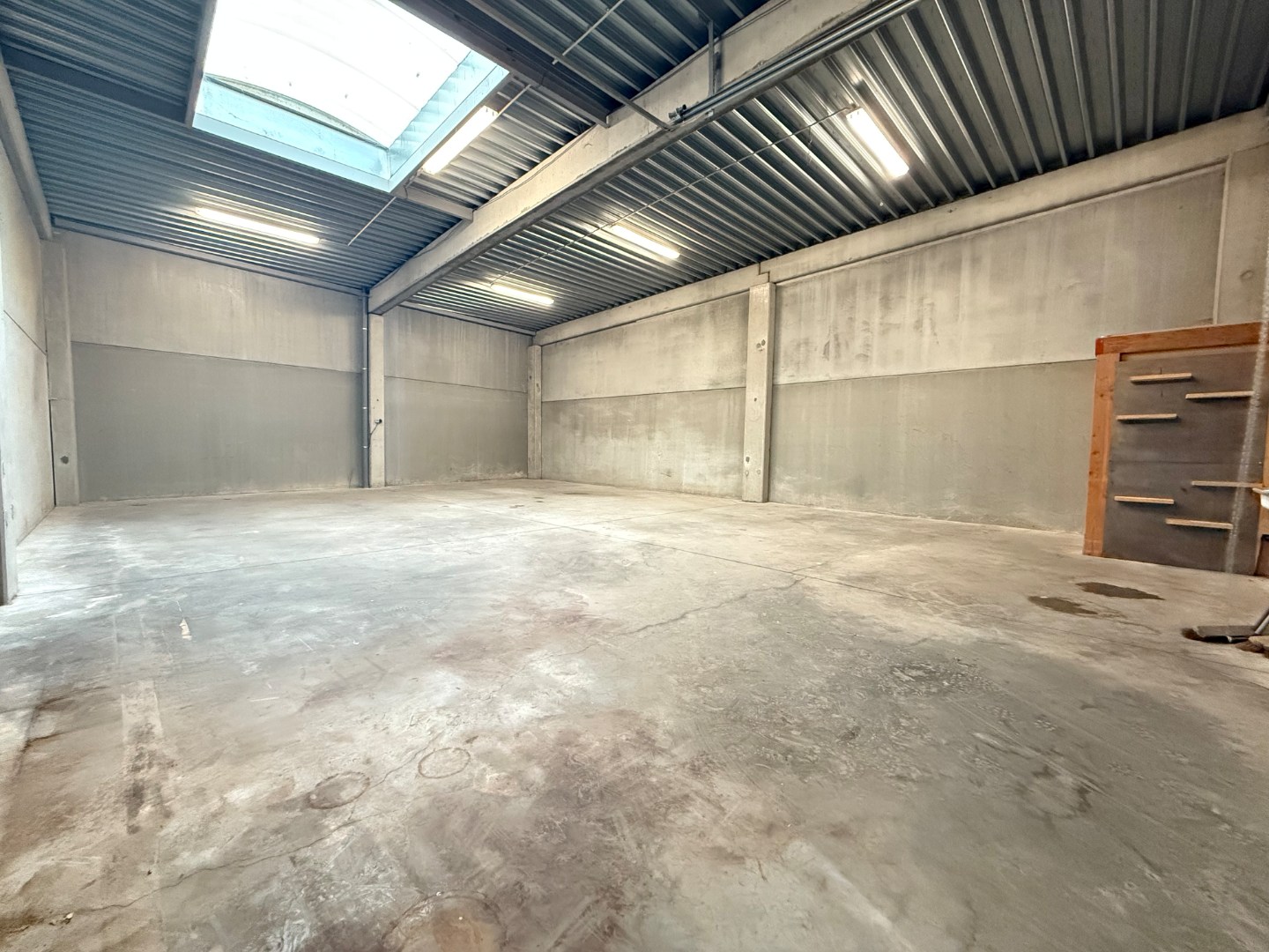 Loods met privatieve autostaanplaats - vlakbij centrum Roeselare! - foto 4