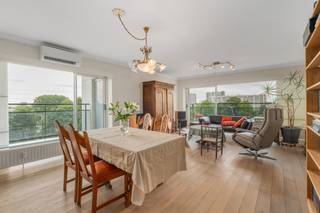 <p>Ben je op zoek naar een ruim en lichtrijk hoekappartement met 3 slaapkamers op een rustige toplocatie op Linkeroever?</p>
<p>Dan is dit appartement precies wat je zoekt. Gelegen op de 5de verdieping in een groene en rustige omgeving, vlak bij het Sint-Annabos, de Schelde en het Sint-Annastrand, geniet je van de perfecte combinatie tussen natuur en stadsbereikbaarheid. De bus naar het centrum van Antwerpen stopt vlak voor de deur en ook met de fiets of via de Sint-Annatunnel bereik je de stad vlot. Winkels, scholen en openbaar vervoer liggen op wandelafstand. Ideaal als gezinswoning of investering.</p>
<p>De lichtrijke woonkamer is voorzien van airconditioning. De volledig uitgeruste keuken beschikt over een gaskookplaat, elektrische oven, koelkast, diepvries, dubbele spoelbak en dampkap. Verder zijn er drie volwaardige slaapkamers, waarvan één eveneens airconditioning heeft.</p>
<p>De gerenoveerde badkamer is uitgerust met een inloopdouche, toilet en wastafel. Daarnaast zijn er een apart gastentoilet met handenwasser, een praktische berging en een inkomhal met ingemaakte kasten en videofoon.</p>
<p>Het ruime dubbele terras met oost- en zuidoriëntatie laat je de hele dag van de zon genieten en biedt een mooi uitzicht richting het MAS en het Havenhuis.</p>
<p>Extra troeven zijn de inbegrepen kelderberging, de mogelijkheid om een tweede kelderberging aan te kopen (€ 10.000) en een garage die afzonderlijk verkrijgbaar is (€ 30.000).</p>
<p>Met een bewoonbare oppervlakte van 110 m², een rustige ligging en een vlotte verbinding naar het centrum van Antwerpen biedt dit appartement alles voor wie comfortabel wil wonen of slim wil investeren.</p>
<p>Neem vandaag nog contact op met je ERA-makelaar voor een bezoek.</p>
<p>JOUW DROOMAPPARTEMENT. ZO GEVONDEN!</p>
