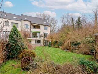 Deze ruime woning, gebouwd in 2009, heeft een totale woonoppervlakte van 365 m². Daarnaast is er 388 m² aan bureauruimte op het gelijkvloers en in...