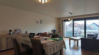 Dit verzorgd en energiezuinig appartement op de tweede verdieping combineert wooncomfort met een centrale ligging. Dankzij de twee terrassen, automatische zonnescreens en een zonneluifel aan de westzijde, geniet u hier van veel lichtinval en aangename buitenruimtes. Ideaal voor wie op zoek is naar een instapklare woonst met praktische troeven.<br /><br /><strong>Ligging</strong><br /><br />Gelegen op een centrale locatie met vlotte bereikbaarheid en nabij alle voorzieningen. Het appartement bevindt zich op de tweede verdieping van een goed onderhouden gebouw met zowel een lift als een trap.<br /><br /><strong>Indeling van de woning</strong><br /><br />Bij het betreden van het appartement komt u terecht in een inkomhal die toegang geeft tot de ruime woonkamer met parketvloer, een afzonderlijke keuken en een praktische bergplaats. Er zijn twee comfortabele slaapkamers, een badkamer met douche en een apart gastentoilet.<br /><br />Het appartement beschikt over twee aangename terrassen, waarvan het westelijk georiënteerde terras voorzien is van een extra zonneluifel. Alle ramen zijn uitgerust met automatische zonnescreens voor extra comfort.<br /><br />Een extra troef is de <strong>parkeerplaats</strong> onder het gebouw, die <strong>inbegrepen</strong> is in de prijs — zo hoeft u zich geen zorgen te maken over parkeergelegenheid.<br /><br /><strong>Extra troeven</strong><br /><br />✅ Parkeerplaats onder het gebouw inbegrepen in de prijs – geen meerkost<br />✅ Energiezuinig appartement met EPC-label C<br />✅ Parketvloer in de woonkamer<br />✅ Goed onderhouden gebouw met lift en trap<br />✅ Zonnige buitenruimtes en automatische zonnescreens<br /><br /><strong><em>Interesse? Vraag uw bezoek meteen aan via onze website!</em></strong>