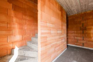 Aan de Lindelsebaan 283 bus 101 in Pelt wordt dit bijzonder ruime duplexappartement gerealiseerd in een exclusief en kleinschalig gebouw met slechts twee wooneenheden. Met circa 188 m² woonoppervlakte, drie volwaardige slaapkamers, een afzonderlijk bureau en een zeer ruim terras biedt dit appartement het ruimtegevoel van een woning, gecombineerd met het comfort en de energiezuinigheid van nieuwbouw.<br /><br />Het appartement beschikt over een privatieve inkom op het gelijkvloers. Op de eerste verdieping bevindt zich het royale woongedeelte. De open keuken van circa 18 m² sluit rechtstreeks aan op de ruime eetkamer en zithoek. Grote raampartijen zorgen voor veel natuurlijk licht en versterken het open karakter van de leefruimte. Vanuit de leefruimte is er toegang tot het uitzonderlijk ruime terras, waar voldoende plaats is voor zowel een grote eettafel als een volwaardige loungehoek.<br />Een absolute meerwaarde op deze verdieping is het afzonderlijke bureau van circa 19 m². Ideaal als thuiswerkplek, hobbyruimte of eventueel extra kamer. Verder bevinden zich hier een praktische berging/wasplaats, een afzonderlijk toilet en bijkomende bergruimte.<br />Via de interne trap bereikt u de bovenste verdieping. Hier bevinden zich drie ruime slaapkamers, waaronder een master bedroom van circa 23 m². De twee overige slaapkamers zijn eveneens volwaardig met oppervlaktes van circa 15 en 14 m². Daarnaast is er een ingerichte badkamer, een afzonderlijk toilet, nachthal en bijkomende bergruimte.<br />Ook technisch wordt het appartement volledig hedendaags uitgevoerd. Er wordt onder meer voorzien in een individuele lucht/water-warmtepomp, vloerverwarming in de woon- en leefruimtes, een ventilatiesysteem D met warmterecuperatie en zonnepanelen. Volgens de huidige EPB-voorstudie wordt een bijzonder energiezuinig resultaat vooropgesteld.<br />De koper krijgt bovendien nog de mogelijkheid om binnen de voorziene budgetten verschillende afwerkingen zelf te kiezen, waaronder de keuken, vloeren, binnendeuren en sanitaire inrichting. Zo kan het appartement verder naar eigen smaak worden afgewerkt.<br /><br />Troeven:<br />circa 188 m² woonoppervlakte verdeeld over twee verdiepingen;<br />drie zeer ruime slaapkamers;<br />afzonderlijk bureau van circa 19 m²;<br />royale leefruimte met open keuken;<br />groot privatief terras;<br />individuele warmtepomp en vloerverwarming;<br />ventilatiesysteem D;<br />zonnepanelen;<br />privatieve tuin-/fietsenberging;<br />privatieve parkeerplaats/carport;<br />slechts twee appartementen in het volledige gebouw;<br />hoogwaardige, energiezuinige nieuwbouw;<br />verkoop onder registratierechten (2% voor rechthebbende tot eind 2026 daarna 3%) in plaats van 21% btw.<br />Door zijn uitzonderlijke oppervlakte en kleinschalige karakter vormt deze duplex een interessant alternatief voor wie de ruimte van een woning zoekt, maar tegelijk wil genieten van het onderhoudsgemak en comfort van een nieuwbouwappartement.<br /><br />Wenst u meer info over dit mooie appartement, of de afwerkingsbudgetten? Contacteer ons voor een vrijblijvende bezichtiging.