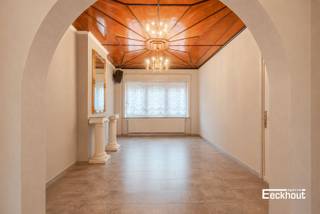 Deze woning bevindt zich in het centrum van Oostende, in een rustige straat, vlakbij diverse winkels, supermarkten, invalswegen en bushaltes.<br />Het huis werd steeds goed onderhouden en is ingedeeld als volgt:<br /> - zeer ruime kelder<br /> - gelijkvloers: inkomhal, salon, eetplaats, ruime leefkeuken met bijkeuken, afzonderlijk toilet, extra bergplaats en terras<br /> - 1e verdiep: badkamer met douche, lavabo en toilet, kleine en grote slaapkamer<br /> - 2e verdiep: 2 slaapkamers, afzonderlijk toilet, douchekamer/extra keuken<br /> - ruime geïsoleerde zolder toegankelijk met vaste zoldertrap.<br /><br />Vraag snel je bezoek aan voor deze woning vol potentieel!
