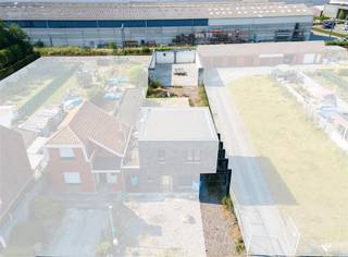 Op een zeer gunstige locatie vinden we deze magazijn(hangar).Het magazijn die nog afgewerkt moet worden heeft een oppervlakte van 240 vierkante...