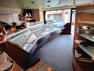 Handelspand met woonst te Geel-centrum bestaande op de gelijkvloerse verdieping uit: winkelruimte (+/-45m²), werkplaats met diepvries- en...