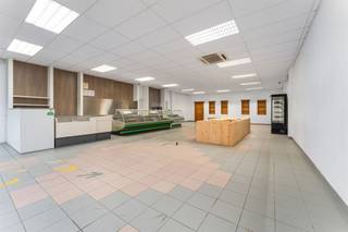Op zoek naar een uiterst goed gelegen handelspand in de dorpskern van Woumen, deelgemeente van Diksmuide? Zoek niet langer! Het ruime handelspand,...