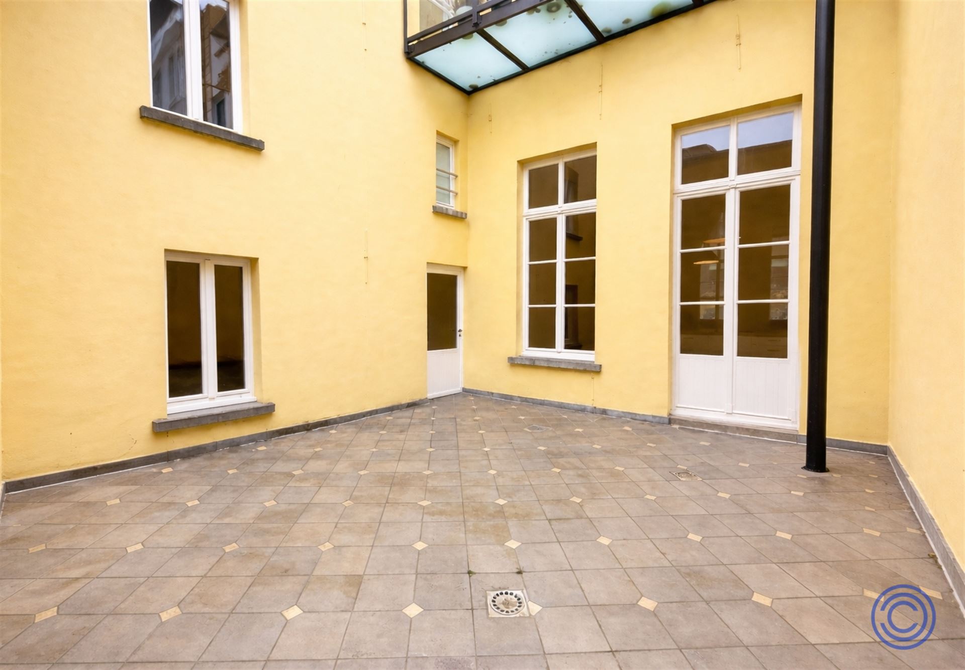 Prachtig gelijksvloers duplex appartement met koer! - foto 4