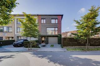 Ruime HOB op ca 569 m² met grote zuidtuin en 5 slaapkamers in een rustige woonwijk in Aartselaar. Gesitueerd vlakbij het centrum van Aartselaar, met...