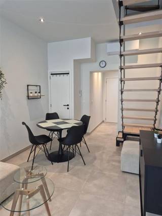 <p><span>Kattenbleekstraat combine une situation centrale avec le calme d'un cul-de-sac. Le thème blanc/noir se poursuit dans toute la maison : de l'enduit décoratif blanc et des fenêtres noires de la façade avant aux murs blancs et aux accents noirs à l'intérieur de la maison. Les matériaux utilisés témoignent d'une rénovation de qualité (2025) : aluminium avec triple vitrage, appareils de cuisine Electrolux et Siemens, 2 toilettes suspendues séparées, spots LED au plafond, 2 unités de climatisation avec technologie de pompe à chaleur, etc. Au rez-de-chaussée, la structure ouverte et les hauts plafonds créent une atmosphère chaleureuse. La cuisine ouverte avec puits de lumière comprend une plaque de cuisson à induction, un four à micro-ondes, un lave-vaisselle et un réfrigérateur. Les escaliers d'étage avec leurs marches en bois sur une structure métallique accentuent encore l'aspect ouvert des deux étages, chacun abritant une chambre à coucher (revêtement de sol en PVC résistant à l'eau). La salle de bains, bien ventilée, dispose d'une cabine de douche (fonction pluie) avec paroi en verre et d'un meuble lavabo avec armoire de toilette. En termes d'espace de stockage, nous avons repéré un local de stockage au rez-de-chaussée et un local de stockage technique (</span><span><sup>2ème</sup></span><span> étage), contenant la chaudière électrique. L'électricité, les techniques et les égouts ont également été remplacés. Le Mobiscore officiel presque parfait de 9,6 sur 10 prouve que l'on peut parfaitement vivre ici sans voiture si on le souhaite. La Kattenbleekstraat s'appelait autrefois “</span> Kattenstrate<span>”,</span><span> mais porte</span><span> son nom actuel</span><span> depuis le</span><span><sup>14e</sup></span><span> siècle. On y faisait probablement sécher ou blanchir le linge au soleil.</span></p><p><span> </span></p>