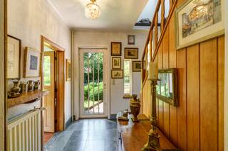 <p>Vragen of interesse? Contacteer Dimitry via dimitry@copandi.be of 0493 37 27 43. </p><p></p><p>Deze ruime woning verwelkomt je met een lichtrijke leefruimte van meer dan 40m² waar zithoek en eetplaats harmonieus in elkaar overlopen. </p><p></p><p>Dankzij de grote raampartijen geniet je van een aangenaam open gevoel en veel natuurlijke lichtinval. </p><p>Aansluitend bevindt zich de ruime leefkeuken, ideaal voor wie graag kookt en gezellig samenkomt. </p><p>De keuken sluit rechtstreeks aan op de veranda, die een mooie overgang vormt naar de tuin en het hele jaar door extra leefcomfort biedt. Verder beschikt het gelijkvloers over een ruime inkomhal en een inpandige garage met plaats voor een wagen, fietsen en extra opslag met bijhorende oprit.<br /></p><p>Op de eerste verdieping bevinden zich drie volwaardige slaapkamers, waaronder een uitzonderlijk ruime master bedroom van meer dan 30m². </p><p>Daarnaast beschikt de woning over een ruime badkamer met bad, douche en wastafel, een praktische berging en een centrale nachthal die alle ruimtes met elkaar verbindt.</p><p></p><p>De tuin is onderhoudsvriendelijk aangelegd en is voorzien om dagelijks in te genieten. </p><p></p><p>Maak snel uw afspraak!</p>