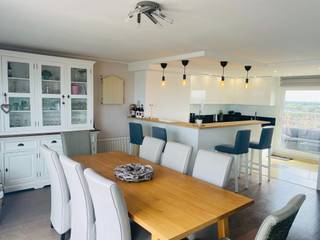 Deze PENTHOUSE te Blankenberge bevindt zich pal aan de ZEEDIJK en geniet van adembenemende verzichten. Ruim terras aan de voorkant met zeezicht en een 2de terras aan de achterzijde met zicht over centrum Blankenberge en de POLDERS. Dit appartement is volledig up-to-date en is als volgt ingedeeld: inkomhal met vestiairekast en apart toilet, LICHTRIJKE leefruimte met ZEEZICHT, MODERNE keuken, 2 slaapkamers, badkamer en kelderberging. Een unieke kans om hier te kunnen wonen! Hier sta je iedere dag op met een VAKANTIEGEVOEL! EPC 469 Kwh/m²jaar UC3669321