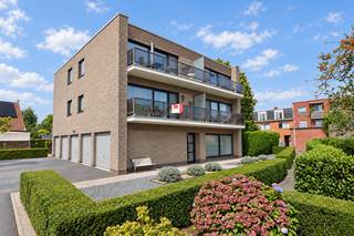 Dit ruim appartement is gelegen op de 1ste verdieping van een kleinschalig gebouw in een rustige woonwijk in Vrasene, doch vlakbij de op- en afrit van de E34.<br /><br />Via de inkomhal met gastentoilet kom je in de ruime leefruimte en de aangrenzende keuken. Vanuit de leefruimte heb je toegang tot het gezellige, oost georiënteerd terras. Verder beschikt het appartement over 2 ruime slaapkamers en een badkamer met ligbad. Tot slot hebben we een praktische wasberging, en een 2de aparte bergruimte voor stockage.<br /><br />Op het gelijkvloers heb je een privatieve garage en kan je genieten van de ruime, zonnige gemeenschappelijke tuin.<br /><br />Een ruim appartement met garage op een rustige locatie, eveneens ideaal als investering!<br /><br />Wij leiden je graag rond.