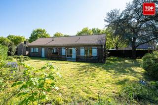 <p>Gelegen in een bijzonder rustige, groene straat zonder doorgaand verkeer, vindt u deze charmante bungalow. De woning combineert een rustige omgeving met een uitstekende bereikbaarheid: winkels, openbaar vervoer, scholen en een sporthal bevinden zich op korte afstand.<br /><br />Indeling:<br />Via de inkomhal betreedt u de lichtrijke leefruimte, die dankzij het porte-fenêtre een mooie connectie heeft met de tuin. De gezellige houtkachel zorgt voor extra sfeer. Aansluitend bevindt zich de aparte, volledig geïnstalleerde keuken met rechtstreekse toegang naar buiten. Verder beschikt de woning over vier volwaardige slaapkamers en een badkamer.<br /><br />De ruime zolder biedt tal van mogelijkheden en zorgt voor extra bergruimte.<br /><br />Buitenruimte:<br />De woning is omgeven door een ruime, groene en gunstig georiënteerde tuin, ideaal om in alle rust te genieten. Een praktisch tuinhuis is eveneens aanwezig.<br /><br />Extra troeven:<br /><br />Gemetste garage (geschikt voor wagen of extra opslag)<br />Dak volledig vernieuwd in 2016<br />Rustige ligging zonder doorgaand verkeer<br /><br />De woning is beschikbaar bij akte.<br /><br />Interesse? Neem contact op met Topvastgoed via 0475 700 700 voor een bezoek.</p>